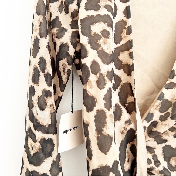 NEW Superdown Gemini Leopard Long Sleeve Wrap Blouse Size XS - Picture 6 of 9